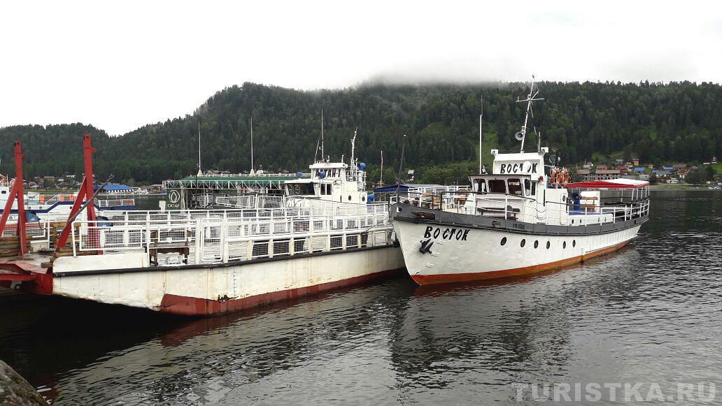 Паромная переправа телецкое озеро. Переправа на телецком озере. Паром через телецкое озеро. Паром сп 5 на телецком озере. Паром телецкое озеро.