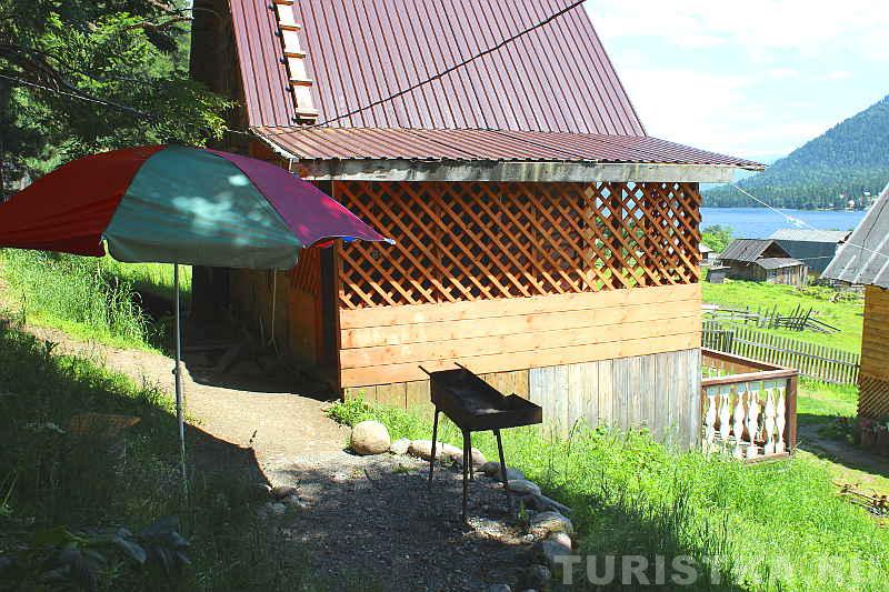 Дом и мангальная зона у теплого дома