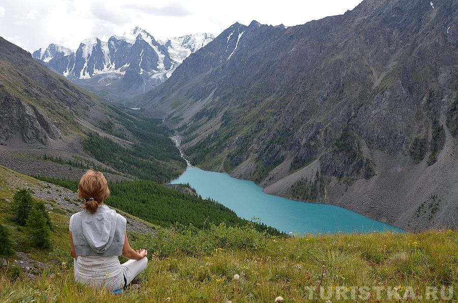 Вид на Шавлинское озеро с подъема на Пирамиду