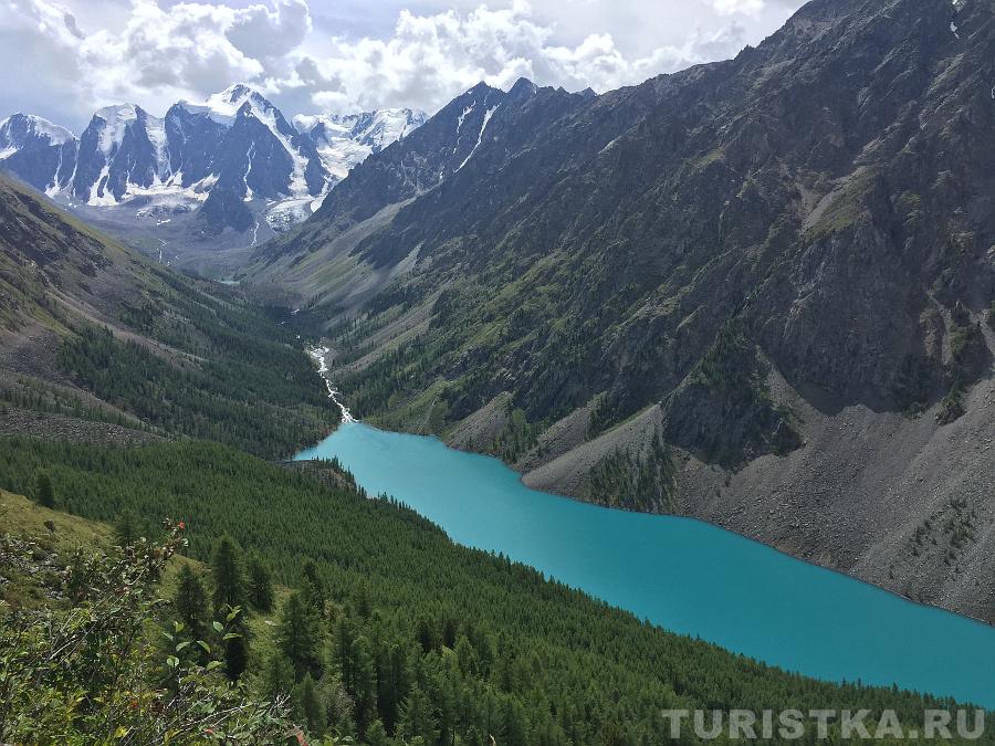 Вид на Шавлинское озеро при подъеме на Пирамиду