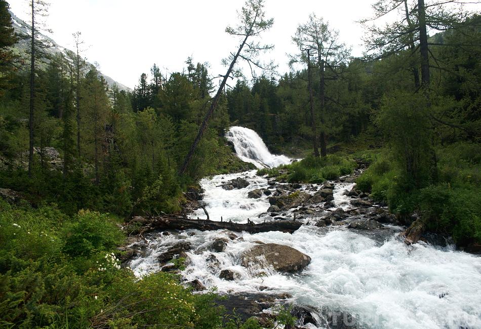 8-ми метровый водопад на речке