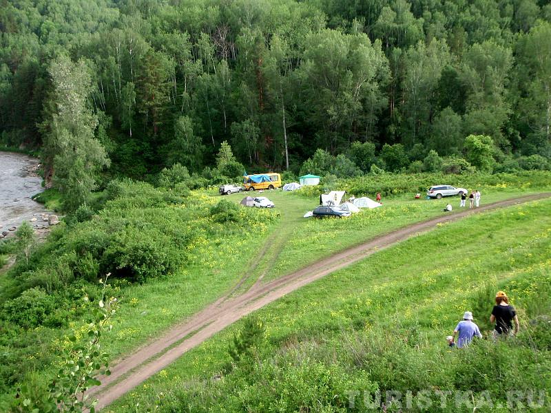 Дорога уходит вверх по течению реки Быстрой
