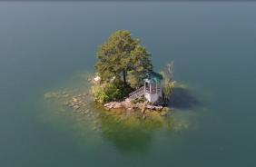 Островок на озере Ая