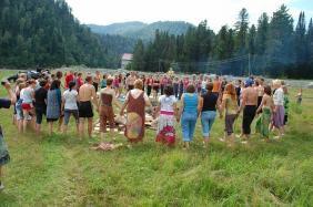 Отдых на Алтае : Фестивали и тренинги на Алтае : Фестиваль музыки и практик «Живое сердце Алтая» : Круговые танцы народов мира с Гайявата  