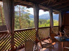 Отдых на Алтае : Базы в районе Чемала : Мини-отель «Горный воздух» : Открытая терраса на втором этаже основного корпуса