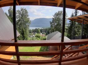 Отдых на Алтае : Базы и гостевые дома на Телецком озере : Усадьба «Перлу» : Вид с балкона на Телецкое озеро 
