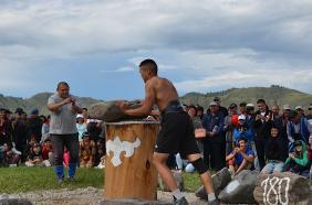 Алтай : Эл-Ойын 2022 : Соревнование по поднятию камня