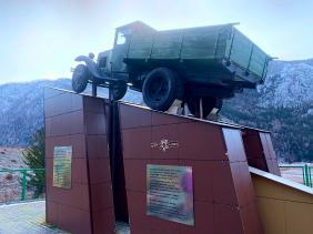 Горный Алтай : Чуйский тракт : Памятник Кольке Снегиреву и всем водителям Чуйского тракта