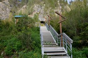 Лестница к Денисовой пещере