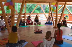 Горный Алтай : Первый летний фестиваль Байана 2014 : Женский круг перед началом танца мандалы от Анны Аксеновской