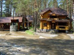 Горный Алтай : Первый летний фестиваль Байана 2014 : Река Сема течет между домиками на базе Берендеевка