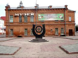 Горный Алтай : Город Бийск : Краеведческий музей и памятник строителям и водителям Чуйского тракта