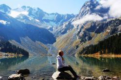 Девушка на озере : Горный Алтай