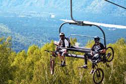 Горный Алтай  : Кубок по даунхиллу : На подъемнике ГК Манжерок