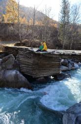 Горный Алтай : Золотая осень на Алтае : Мост в начеле порога Бегемот на Чуе