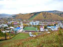 Республика Алтай : Горно-Алтайск : Вид на стадион Динамо и Комсомолку со склона Тугаи