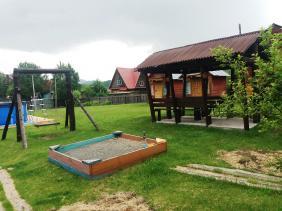 Семейный отдых с детьми на Алтае : Базы и отели в Чемале : Усадьба Ильиных : Песочница, качели, бассейн