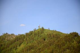 Отдых на Алтае : Что посмотреть в Аскате : Гора Менжелик : Вид с горы Менжелик на гору с поклонным крестом