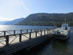 Отдых на Алтае : Отели и гостевые дома на Телецком озере : Причал около базы Золотое озеро