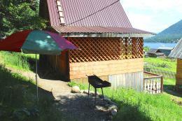 Дом и мангальная зона у теплого дома