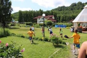 Отдых на Алтае с детьми : Базы и отели в районе озера Ая : Турбаза «Радужный берег» : Площадка для игр