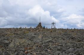 Отдых на Алтае : Что посмотреть на Семинском перевале : Гора Сарлык : На вершине Сарлыка плато с пирамидами