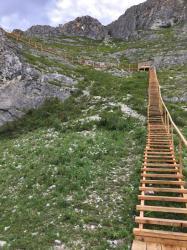 Лестница к пещере