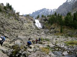 Куйгукский водопад, группа идет с левого берега от озер
