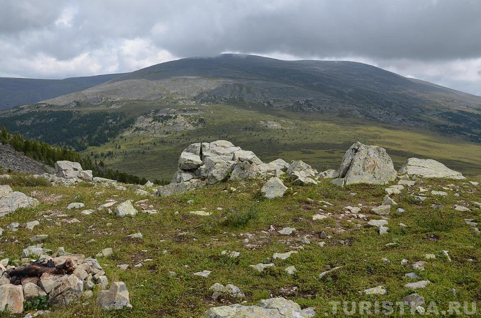 На верху каньона, вид на гору Сарлык