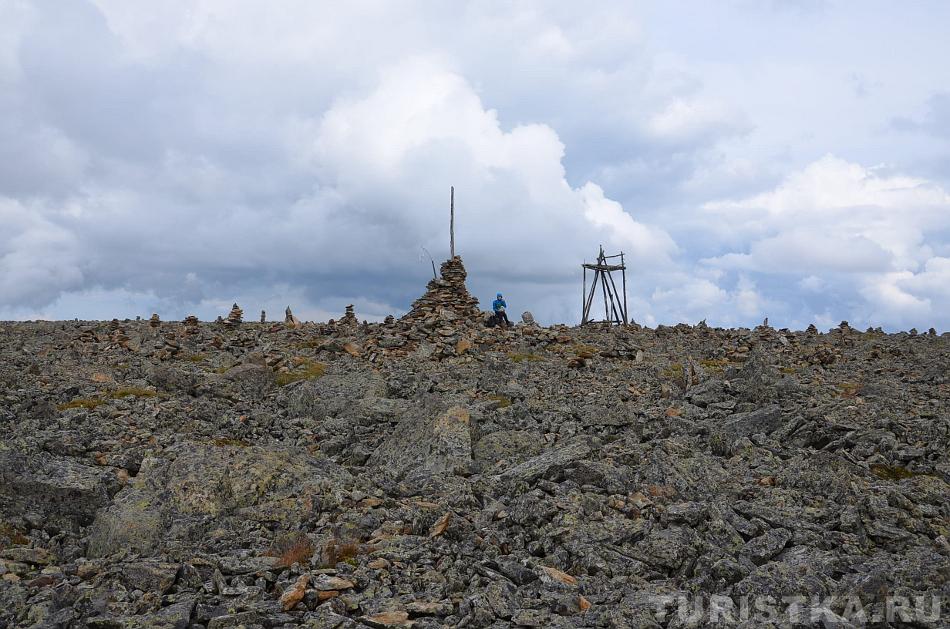На вершине Сарлыка плато с пирамидами