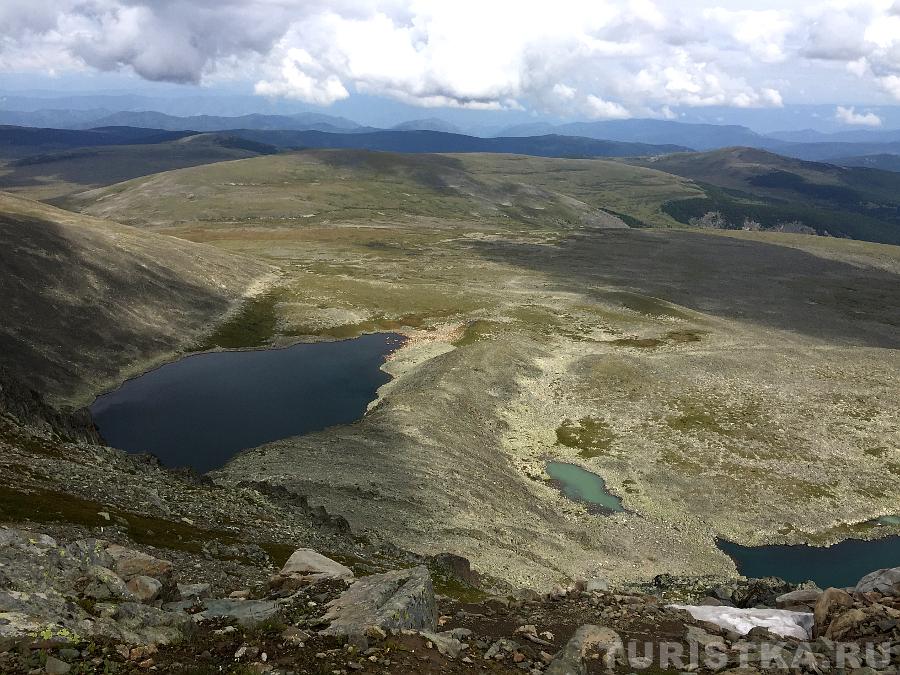 Вид с вершины горы Сарлык: слева Туюкское озеро, справа - Куратинские озера