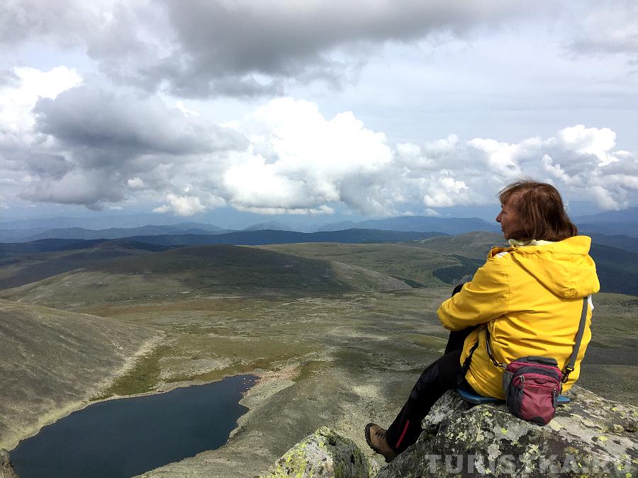 Вид на Туюкское озеро с вершины горы Сарлык