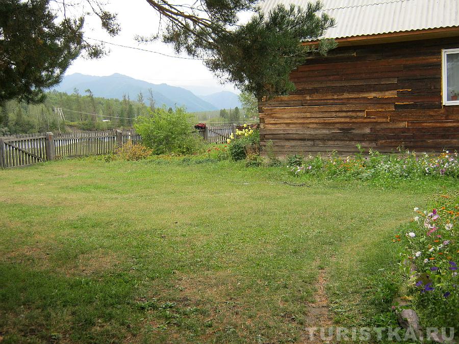 Вид на горы со двора одного из домов в Тюнгуре
