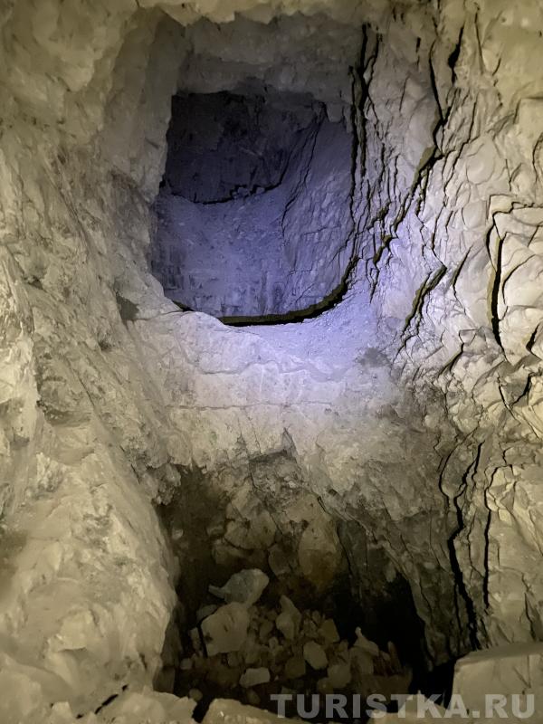 Две вертикальных выдолбленных ямы