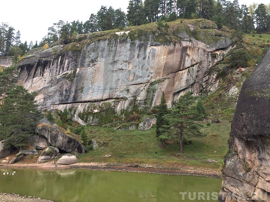 Скалы около озера и скалы Кит