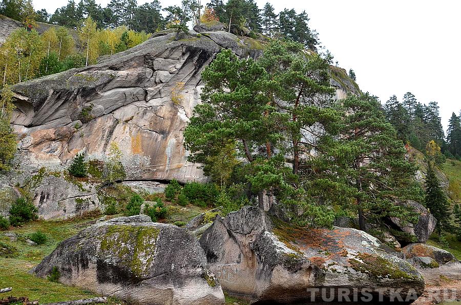 Скалы рядом