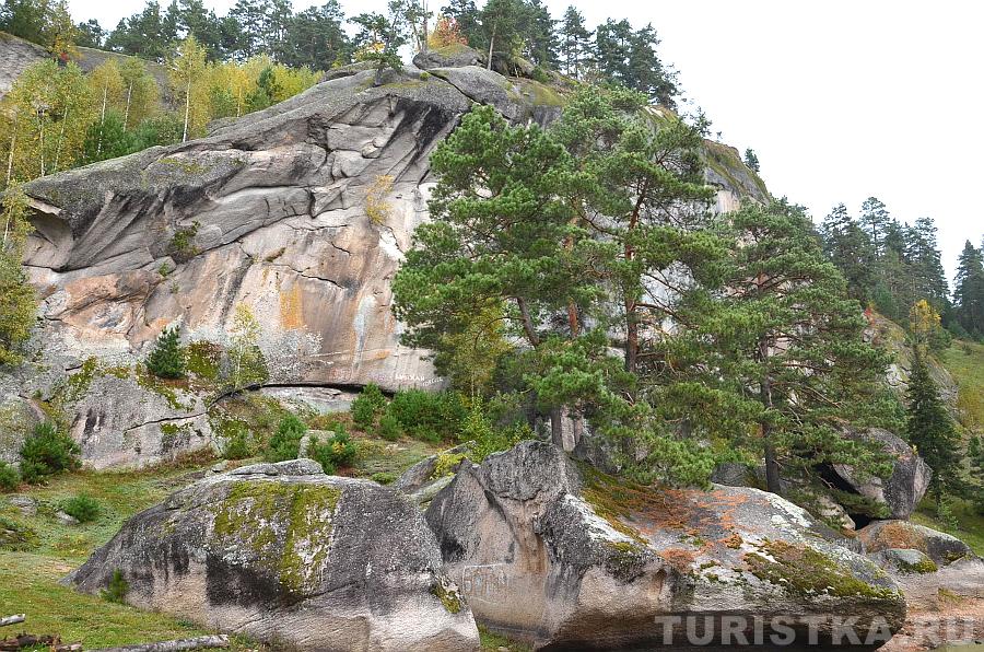 Скалы рядом со скалой Кит