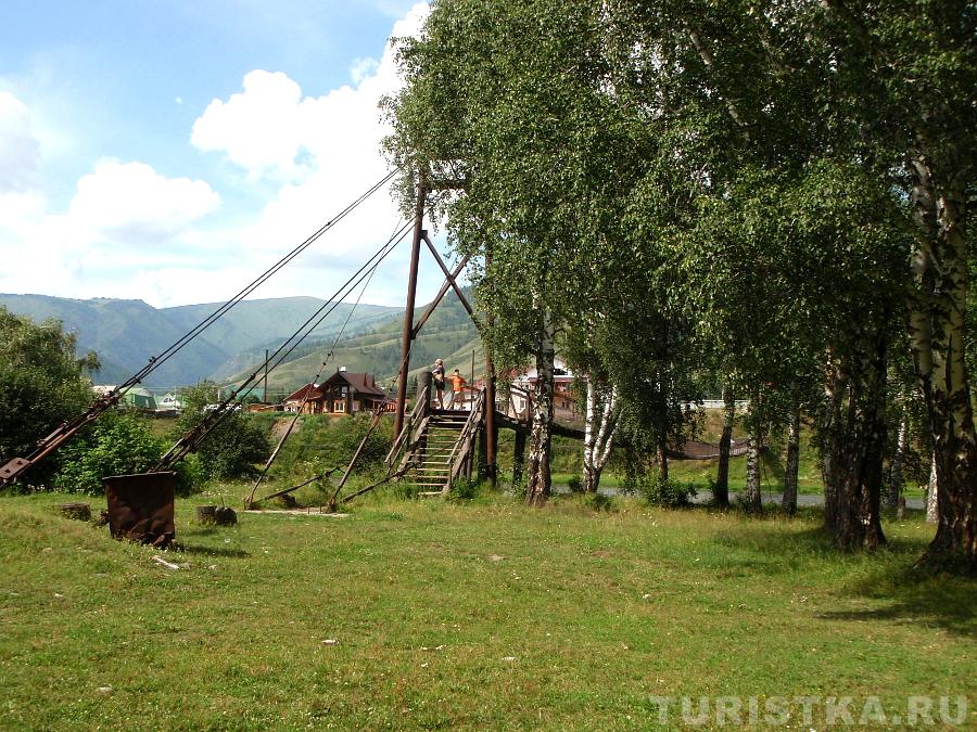 На правом берегу Коксы, около пешеходного моста