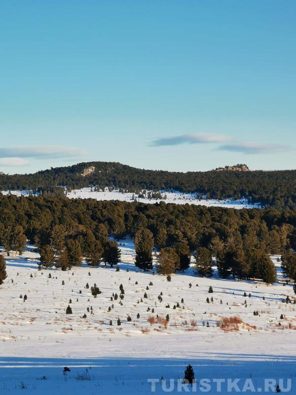 Вид с базы Динамо, справа возвышается скала 