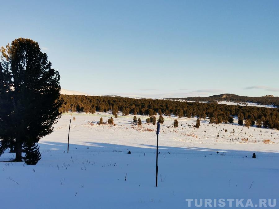 Вид с базы Динамо, справа возвышается скала