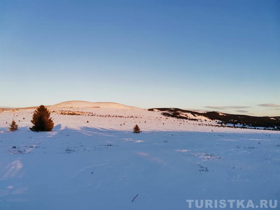 Вид на гору Сарлык с тропы восхождения на скалы Ласточкино гнездо из Туралинского лога 