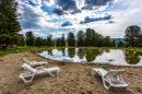 Отдых на Алтае : Базы и отели на Семинском перевале : Турбаза «Динамо» : Озеро с лежаками