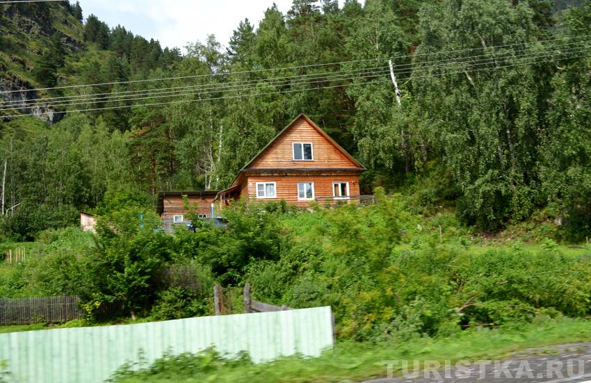 Возле дороги