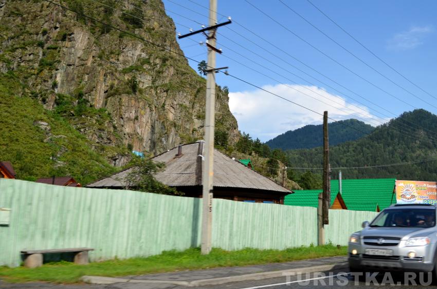 Сразу за домами -- горы!