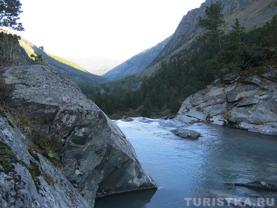 Начало обрыва, куда падает вода