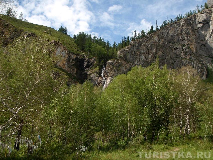 Вид на водопад с тропинки