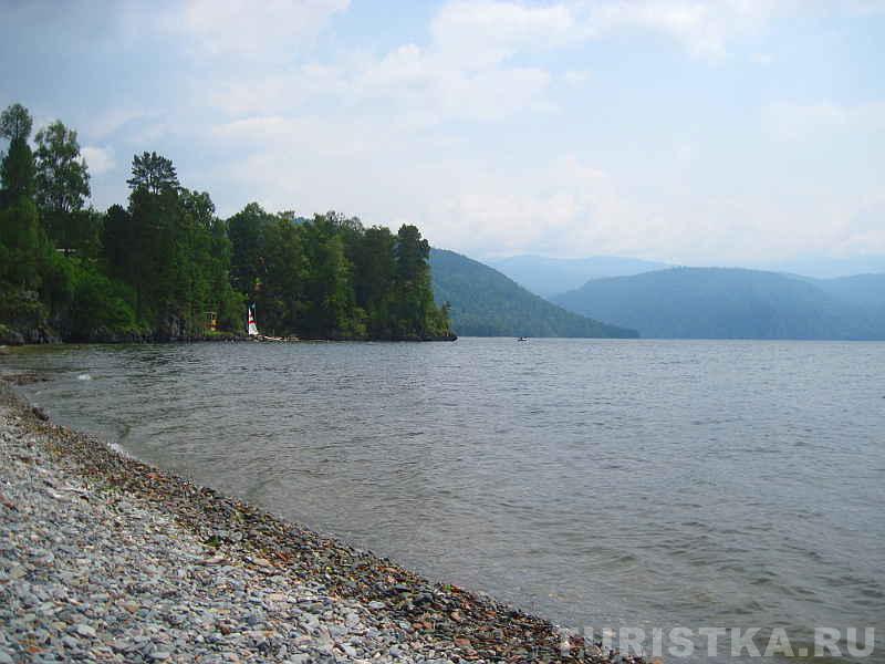 Берег Телецкого озера в п. Яйлю