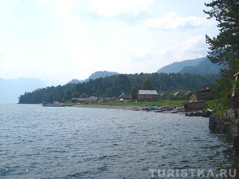 Берег Телецкого озера в п. Яйлю