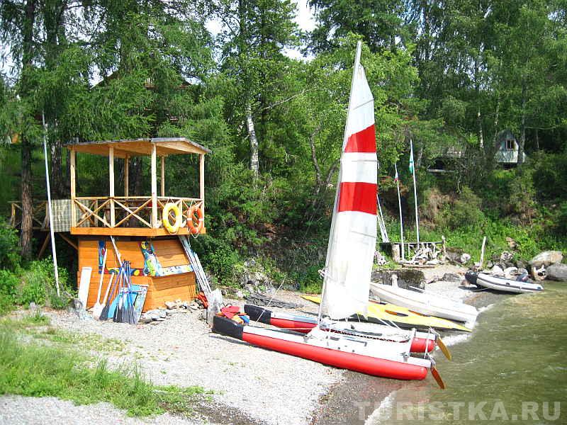 Спасательная вышка на берегу Телецкого