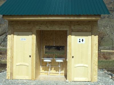 Уличный душ, туалет, умывальник